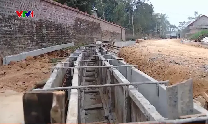 Đường liên xã thi công dang dở, người dân phải bắc cầu tạm để vào nhà - Ảnh 2. Đường liên xã thi công dang dở, người dân phải bắc cầu tạm để vào nhà - Ảnh 2.