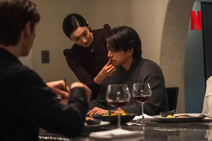 Bộ phim vừa ra mắt của Gong Yoo gây tranh cãi - Ảnh 1. Bộ phim vừa ra mắt của Gong Yoo gây tranh cãi - Ảnh 1.