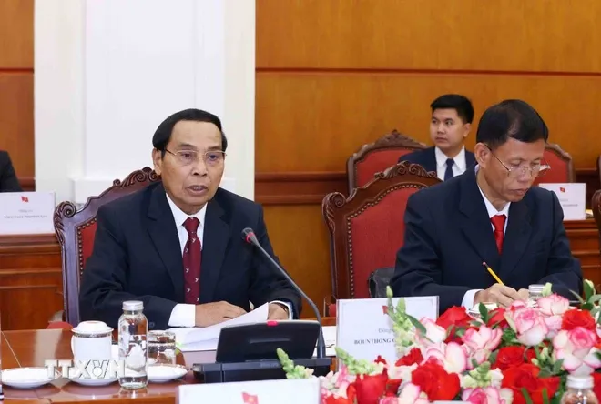 Thường trực Ban Bí thư Trần Cẩm Tú hội đàm với Thường trực Ban Bí thư, Phó Chủ tịch nước Lào - Ảnh 2. Thường trực Ban Bí thư Trần Cẩm Tú hội đàm với Thường trực Ban Bí thư, Phó Chủ tịch nước Lào - Ảnh 2.