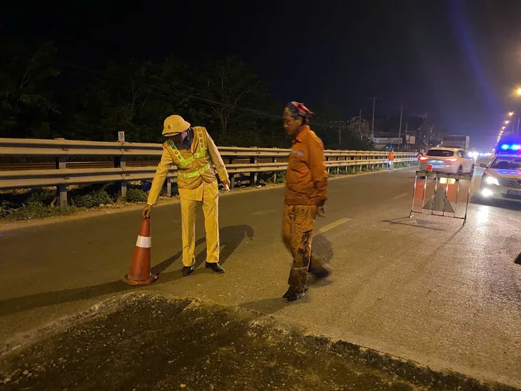 Hà Nội: Xử phạt nhà thầu thi công 12 triệu đồng do không bảo đảm an toàn giao thông - Ảnh 2. Hà Nội: Xử phạt nhà thầu thi công 12 triệu đồng do không bảo đảm an toàn giao thông - Ảnh 2.