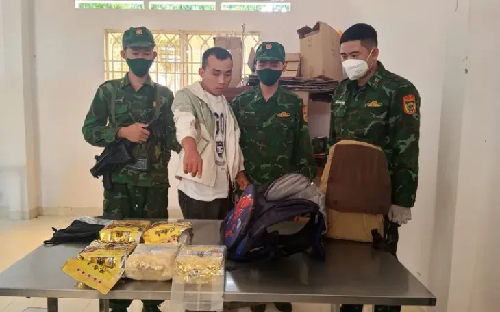 Nam thanh niên vận chuyển hơn 10 kg ma túy từ Campuchia về Việt Nam - Ảnh 1. Nam thanh niên vận chuyển hơn 10 kg ma túy từ Campuchia về Việt Nam - Ảnh 1.