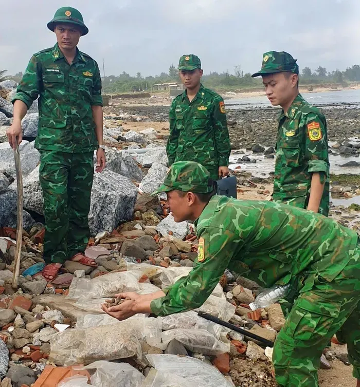 Khởi tố vụ án hình sự, điều tra làm rõ nguồn gốc 9,4 kg cần sa trôi dạt - Ảnh 1.