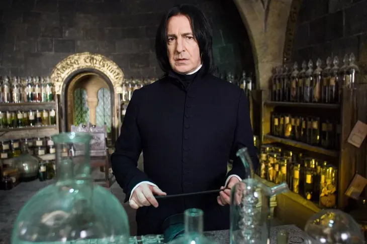 Harry Potter phiên bản truyền hình gây xôn xao với lựa chọn diễn viên đóng vai thầy Snape - Ảnh 1. Harry Potter phiên bản truyền hình gây xôn xao với lựa chọn diễn viên đóng vai thầy Snape - Ảnh 1.