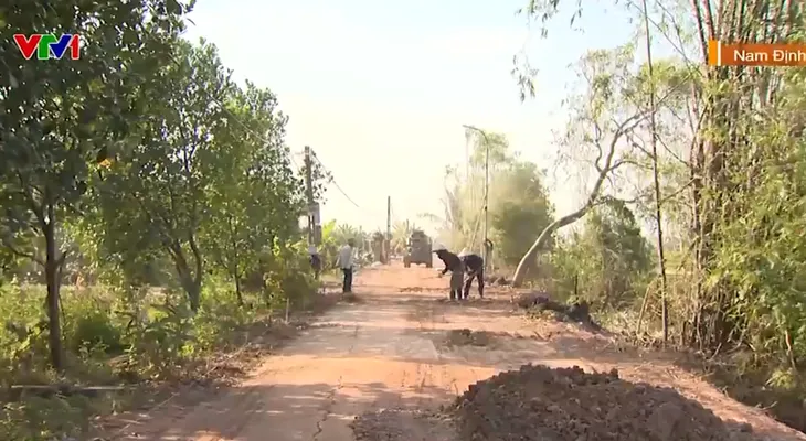 Hàng trăm hộ dân hiến đất, góp kinh phí xây đường nông thôn mới - Ảnh 1. Hàng trăm hộ dân hiến đất, góp kinh phí xây đường nông thôn mới - Ảnh 1.