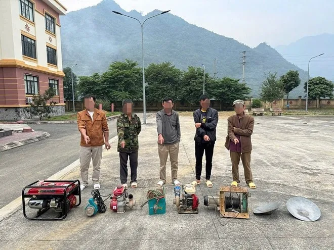 Bắt quả tang 5 đối tượng khai thác vàng trái phép trong rừng sâu - Ảnh 1. Bắt quả tang 5 đối tượng khai thác vàng trái phép trong rừng sâu - Ảnh 1.