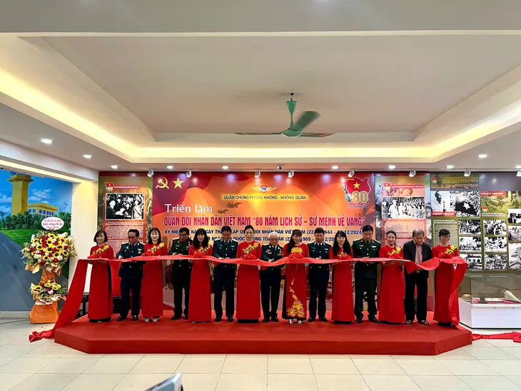 Khai mạc triển lãm chuyên đề 80 năm lịch sử - Sứ mệnh vẻ vang - Ảnh 4. Khai mạc triển lãm chuyên đề 80 năm lịch sử - Sứ mệnh vẻ vang - Ảnh 4.