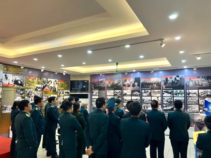 Khai mạc triển lãm chuyên đề 80 năm lịch sử - Sứ mệnh vẻ vang - Ảnh 5. Khai mạc triển lãm chuyên đề 80 năm lịch sử - Sứ mệnh vẻ vang - Ảnh 5.