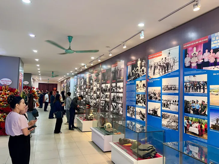 Khai mạc triển lãm chuyên đề 80 năm lịch sử - Sứ mệnh vẻ vang - Ảnh 6. Khai mạc triển lãm chuyên đề 80 năm lịch sử - Sứ mệnh vẻ vang - Ảnh 6.