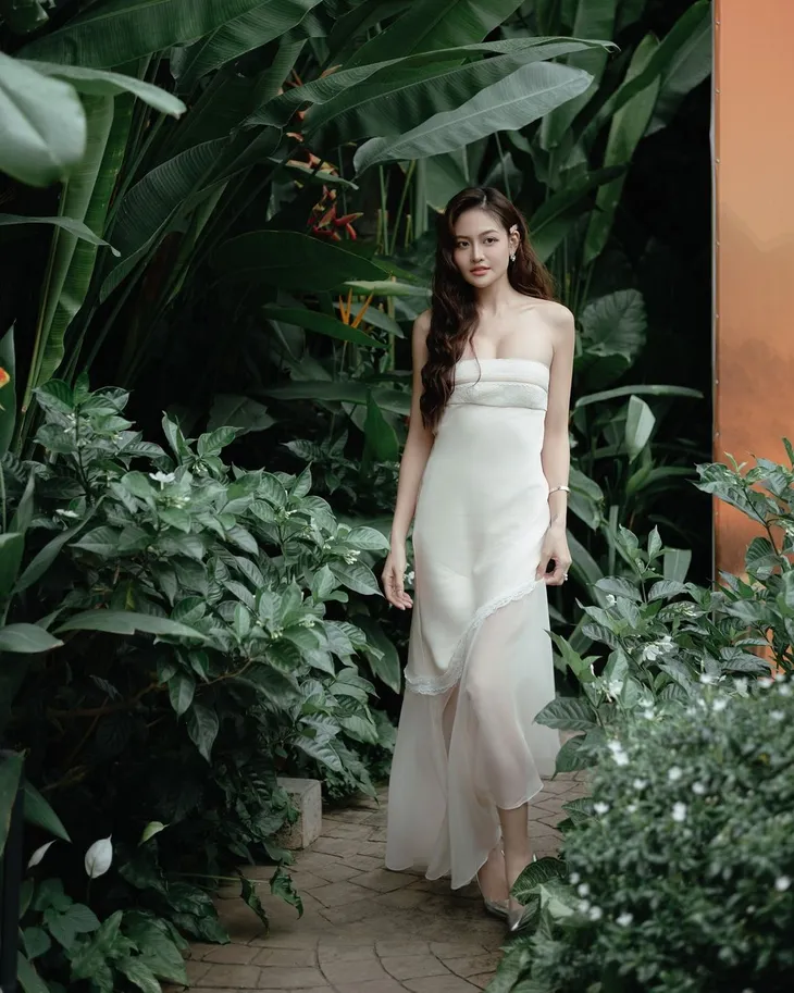 Hoa hậu Khánh Vân lên xe hoa, diễn viên Hoàng Yến kết hôn lần thứ 5 - Ảnh 8. Hoa hậu Khánh Vân lên xe hoa, diễn viên Hoàng Yến kết hôn lần thứ 5 - Ảnh 8.