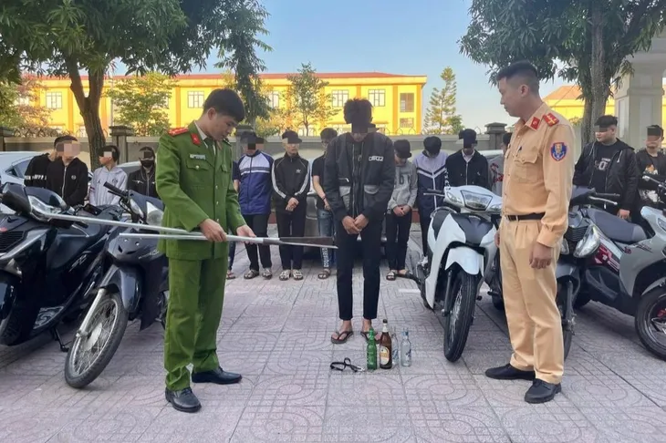 18 thanh thiếu niên rượt đuổi, hỗn chiến bằng vỏ chai bia trên đường phố Hà Tĩnh - Ảnh 2. 18 thanh thiếu niên rượt đuổi, hỗn chiến bằng vỏ chai bia trên đường phố Hà Tĩnh - Ảnh 2.