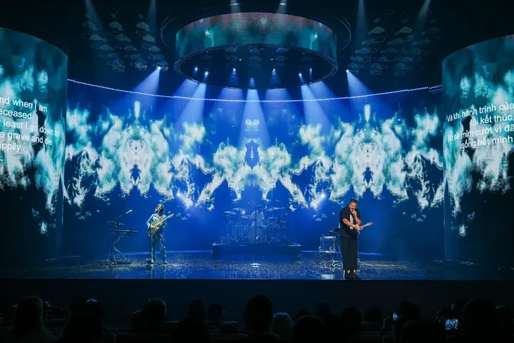 Imagine Dragons trình diễn hit tỷ view Believer tại VinFuture 2024 - Ảnh 3. Imagine Dragons trình diễn hit tỷ view Believer tại VinFuture 2024 - Ảnh 3.