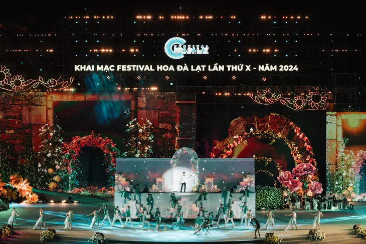 Tổng đạo diễn Phạm Hoàng Giang: 10 năm ấp ủ để làm lễ khai mạc Festival Hoa Đà Lạt 2024 - Ảnh 4. Tổng đạo diễn Phạm Hoàng Giang: 10 năm ấp ủ để làm lễ khai mạc Festival Hoa Đà Lạt 2024 - Ảnh 4.