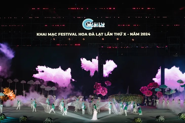 Tổng đạo diễn Phạm Hoàng Giang: 10 năm ấp ủ để làm lễ khai mạc Festival Hoa Đà Lạt 2024 - Ảnh 2. Tổng đạo diễn Phạm Hoàng Giang: 10 năm ấp ủ để làm lễ khai mạc Festival Hoa Đà Lạt 2024 - Ảnh 2.