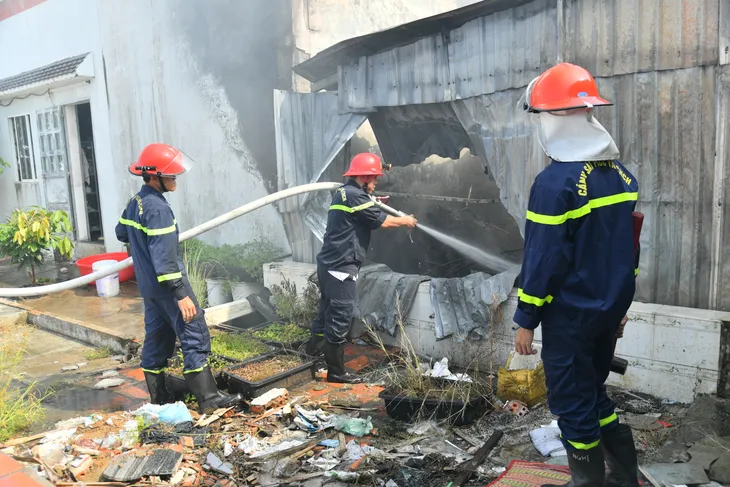 Kiên Giang: Hoả hoạn bao trùm gara ô tô ở TP Rạch Giá - Ảnh 2.
