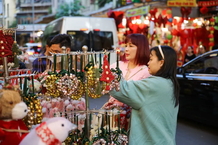 Thông tươi tiền triệu hút khách mùa Noel - Ảnh 4. Thông tươi tiền triệu hút khách mùa Noel - Ảnh 4.