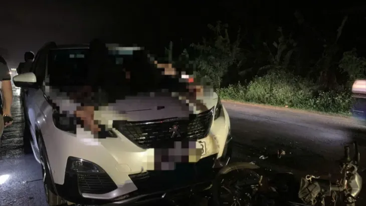 Người đàn ông bị văng lên nắp capo sau tai nạn liên hoàn - Ảnh 1. Người đàn ông bị văng lên nắp capo sau tai nạn liên hoàn - Ảnh 1.