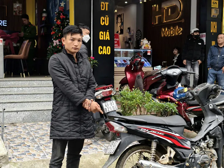 Thanh niên vừa ra tù dùng bình xịt hơi cay cướp điện thoại - Ảnh 1. Thanh niên vừa ra tù dùng bình xịt hơi cay cướp điện thoại - Ảnh 1.