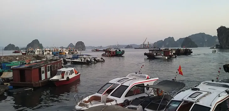 Đắm tàu chở khách ở Quảng Ninh, 2 người đang mất tích - Ảnh 1. Đắm tàu chở khách ở Quảng Ninh, 2 người đang mất tích - Ảnh 1.