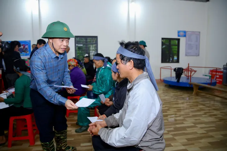 Công đoàn Đài Truyền hình Việt Nam thăm hỏi, tặng quà người dân thôn Làng Nủ - Ảnh 9.