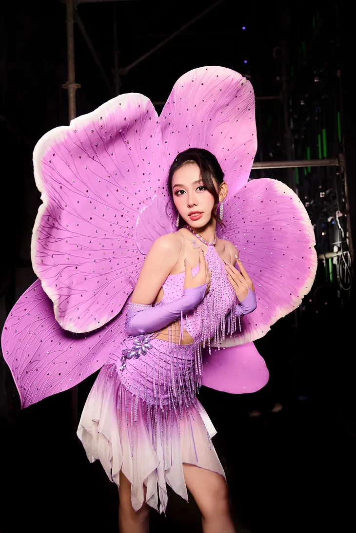 Á hậu Ngọc Hằng nén đau chân để hoàn thành phần thi - Ảnh 2. Á hậu Ngọc Hằng nén đau chân để hoàn thành phần thi - Ảnh 2.