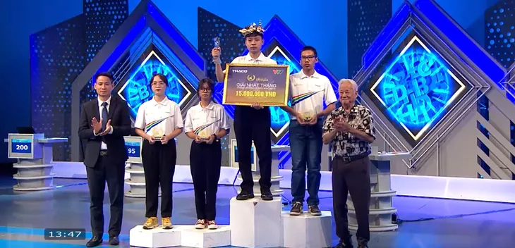 Đường lên đỉnh Olympia: Nam sinh Quốc học Huế giành vé vào vòng thi Quý 1 - Ảnh 10. Đường lên đỉnh Olympia: Nam sinh Quốc học Huế giành vé vào vòng thi Quý 1 - Ảnh 10.
