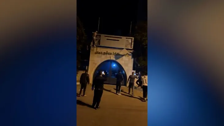 Nóng: Chiếm giữ Damascus, quân nổi dậy Syria tuyên bố chính quyền Tổng thống al-Assad sụp đổ sau 24 năm cầm quyền - Ảnh 1. Nóng: Chiếm giữ Damascus, quân nổi dậy Syria tuyên bố chính quyền Tổng thống al-Assad sụp đổ sau 24 năm cầm quyền - Ảnh 1.