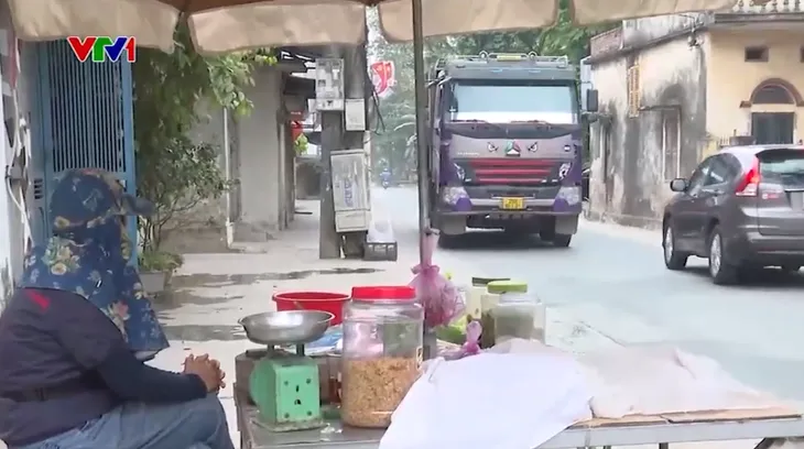Xe tải nặng phớt lờ biển báo, chạy rầm rập qua khu dân cư - Ảnh 1. Xe tải nặng phớt lờ biển báo, chạy rầm rập qua khu dân cư - Ảnh 1.