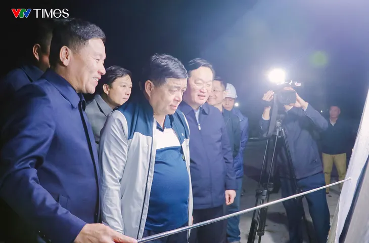 Bộ trưởng Bộ Kế hoạch - Đầu tư kiểm tra tiến độ đường ven biển đoạn qua Nghệ An - Ảnh 1. Bộ trưởng Bộ Kế hoạch - Đầu tư kiểm tra tiến độ đường ven biển đoạn qua Nghệ An - Ảnh 1.