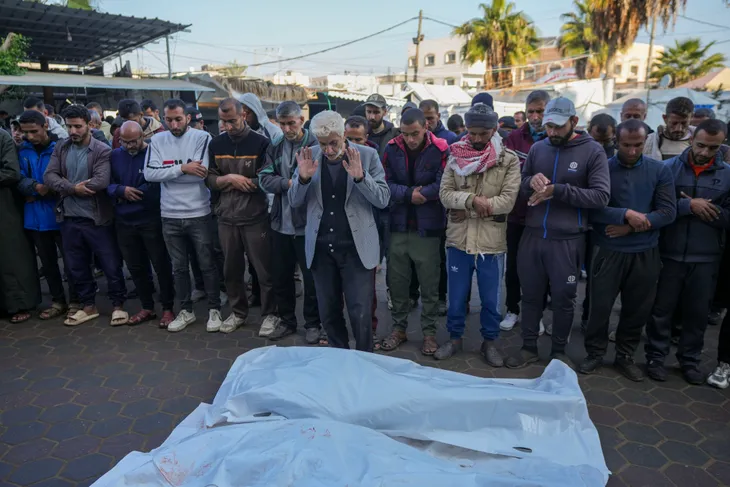 Israel không kích khiến 34 người tử vong, pháo kích bệnh viện ở miền Bắc Gaza - Ảnh 1. Israel không kích khiến 34 người tử vong, pháo kích bệnh viện ở miền Bắc Gaza - Ảnh 1.