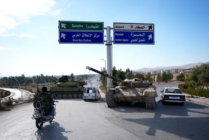 Nhìn lại 10 ngày sụp đổ của chính phủ Syria - Ảnh 1. Nhìn lại 10 ngày sụp đổ của chính phủ Syria - Ảnh 1.