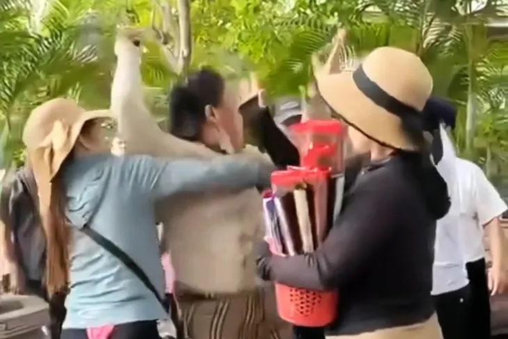 Nhóm người bán hàng rong xô xát với du khách ở chùa Long Sơn - Ảnh 1. Nhóm người bán hàng rong xô xát với du khách ở chùa Long Sơn - Ảnh 1.