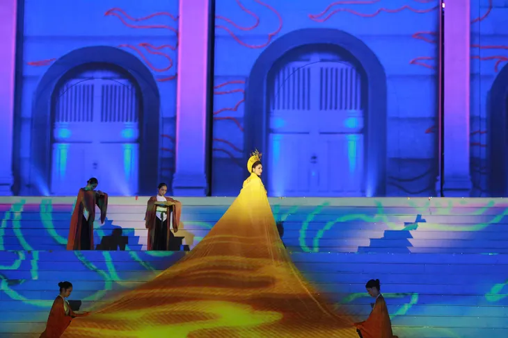 Festival Ninh Bình 2024: NSƯT Như Huỳnh rơi nước mắt khi hóa thân thành Thái hậu Dương Vân Nga - Ảnh 1. Festival Ninh Bình 2024: NSƯT Như Huỳnh rơi nước mắt khi hóa thân thành Thái hậu Dương Vân Nga - Ảnh 1.