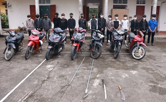 Nhóm “quái xế” mang hung khí rượt đuổi, gây thương tích cho người đi đường - Ảnh 1. Nhóm “quái xế” mang hung khí rượt đuổi, gây thương tích cho người đi đường - Ảnh 1.