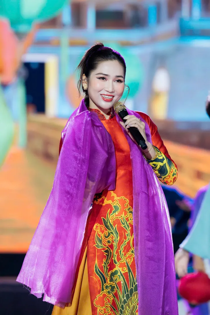 Festival Ninh Bình 2024: NSƯT Như Huỳnh rơi nước mắt khi hóa thân thành Thái hậu Dương Vân Nga - Ảnh 5. Festival Ninh Bình 2024: NSƯT Như Huỳnh rơi nước mắt khi hóa thân thành Thái hậu Dương Vân Nga - Ảnh 5.