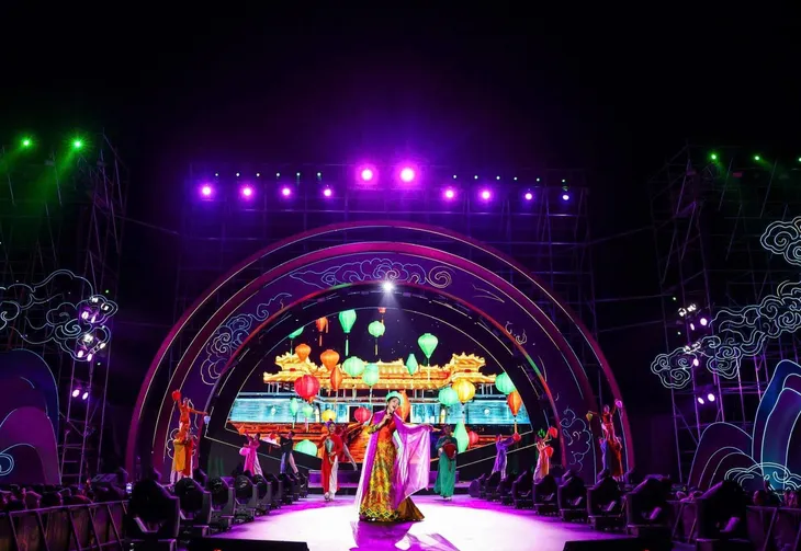 Festival Ninh Bình 2024: NSƯT Như Huỳnh rơi nước mắt khi hóa thân thành Thái hậu Dương Vân Nga - Ảnh 3. Festival Ninh Bình 2024: NSƯT Như Huỳnh rơi nước mắt khi hóa thân thành Thái hậu Dương Vân Nga - Ảnh 3.