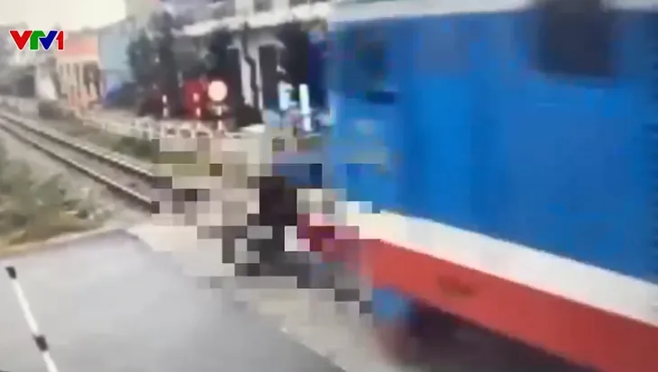 Cố vượt qua đường sắt, người đi xe máy bị tàu hỏa tông trúng - Ảnh 1. Cố vượt qua đường sắt, người đi xe máy bị tàu hỏa tông trúng - Ảnh 1.