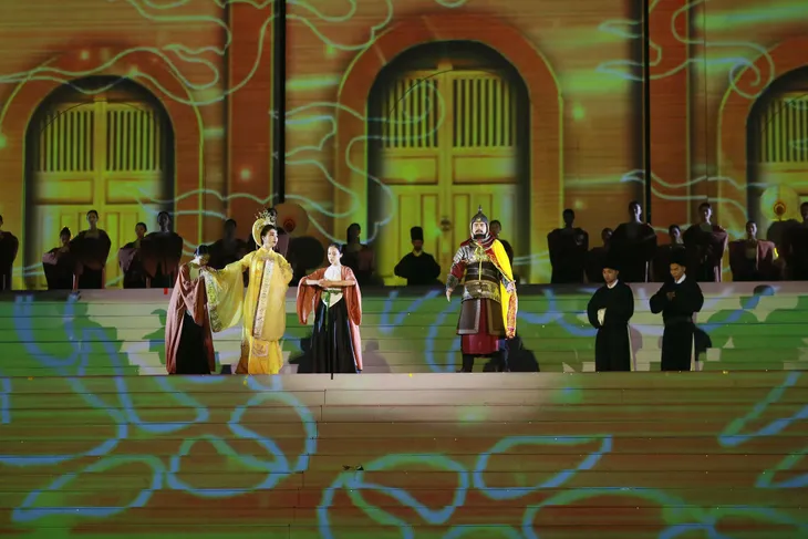 Festival Ninh Bình 2024: NSƯT Như Huỳnh rơi nước mắt khi hóa thân thành Thái hậu Dương Vân Nga - Ảnh 2. Festival Ninh Bình 2024: NSƯT Như Huỳnh rơi nước mắt khi hóa thân thành Thái hậu Dương Vân Nga - Ảnh 2.