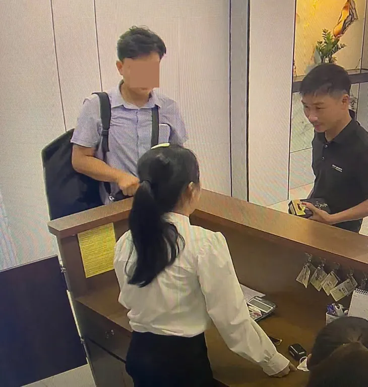 Bắt nhóm đối tượng giả danh công an bắt giữ người để rút tiền ngân hàng - Ảnh 1. Bắt nhóm đối tượng giả danh công an bắt giữ người để rút tiền ngân hàng - Ảnh 1.