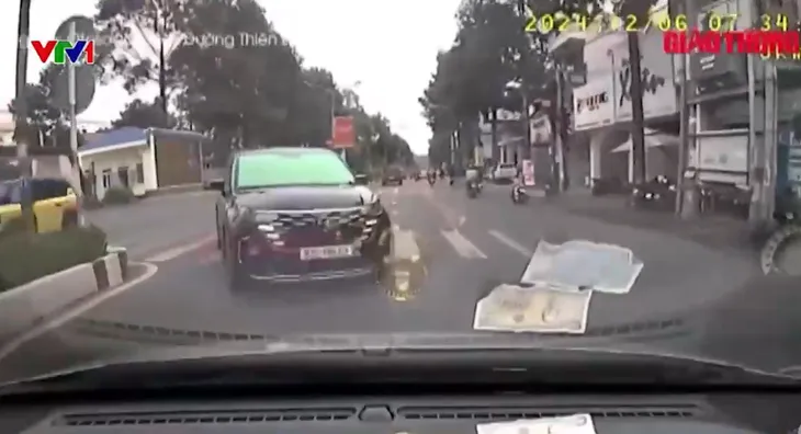 Tài xế ô tô đi ngược chiều, đối đầu với xe đi đúng luật - Ảnh 1. Tài xế ô tô đi ngược chiều, đối đầu với xe đi đúng luật - Ảnh 1.