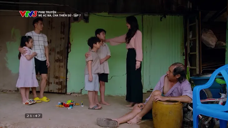 Mẹ ác ma, cha thiên sứ - Tập 7: Cả nhà ăn rau để con học trường nhà giàu - Ảnh 1. Mẹ ác ma, cha thiên sứ - Tập 7: Cả nhà ăn rau để con học trường nhà giàu - Ảnh 1.