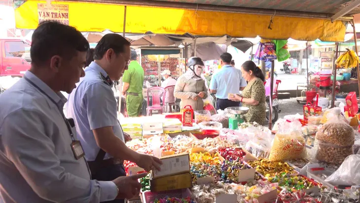 Long An: Tăng cường kiểm tra an toàn thực phẩm trong dịp Tết Nguyên đán - Ảnh 4. Long An: Tăng cường kiểm tra an toàn thực phẩm trong dịp Tết Nguyên đán - Ảnh 4.