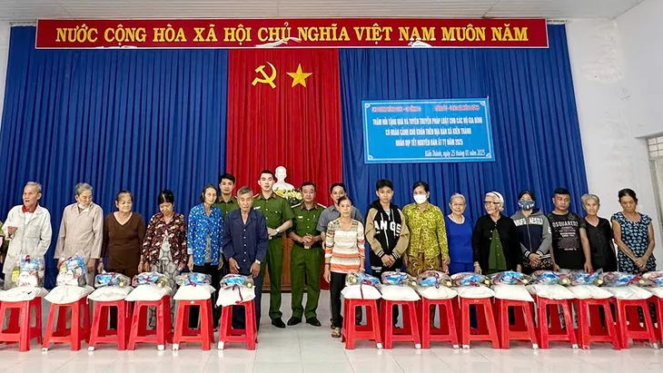 Ấm áp nghĩa tình từ những món quà Tết - Ảnh 1. Ấm áp nghĩa tình từ những món quà Tết - Ảnh 1.