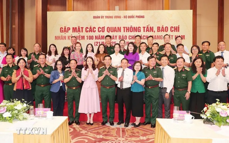 Bộ trưởng Bộ Quốc phòng Phan Văn Giang và các đại biểu chụp ảnh lưu niệm. Ảnh: TTXVN Bộ trưởng Bộ Quốc phòng Phan Văn Giang và các đại biểu chụp ảnh lưu niệm. Ảnh: TTXVN