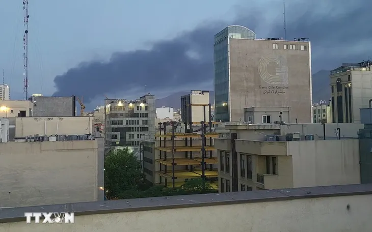 Khói bốc lên sau cuộc tấn công tại Tehran, Iran. (Ảnh: THX/TTXVN) Khói bốc lên sau cuộc tấn công tại Tehran, Iran. (Ảnh: THX/TTXVN)
