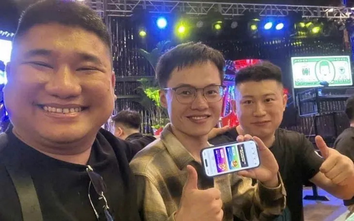 Nguồn tin cho biết, Giám đốc Feng Kang (áo cộc đen giơ ngón tay) và 2 cổ đông người Trung Quốc - Ảnh: NVCC Nguồn tin cho biết, Giám đốc Feng Kang (áo cộc đen giơ ngón tay) và 2 cổ đông người Trung Quốc - Ảnh: NVCC