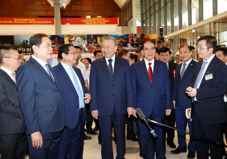 Tổng Bí thư Tô Lâm tới thăm gian hàng VTV tại Hội báo Toàn quốc năm 2025  - Ảnh 2.