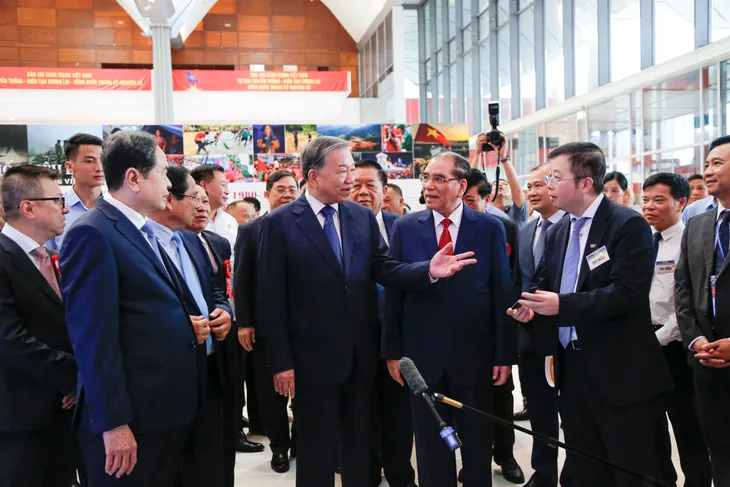 Tổng Bí thư Tô Lâm tới thăm gian hàng VTV tại Hội báo Toàn quốc năm 2025  - Ảnh 1.