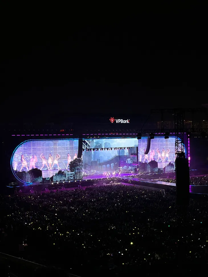 Fan đội mưa kín sân vận động Mỹ Đình, háo hức chờ đợi G-Dragon và dàn sao Hàn Quốc - Ảnh 5.