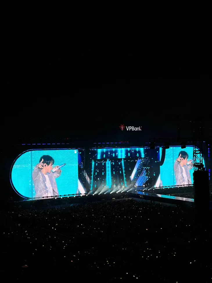 Fan đội mưa kín sân vận động Mỹ Đình, háo hức chờ đợi G-Dragon và dàn sao Hàn Quốc - Ảnh 6.