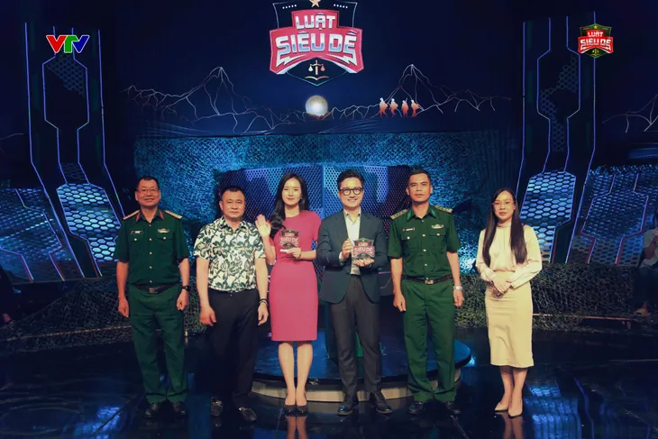 Hai MC Sơn Lâm - Lan Chi đối đầu trong Luật siêu dễ - Ảnh 1.